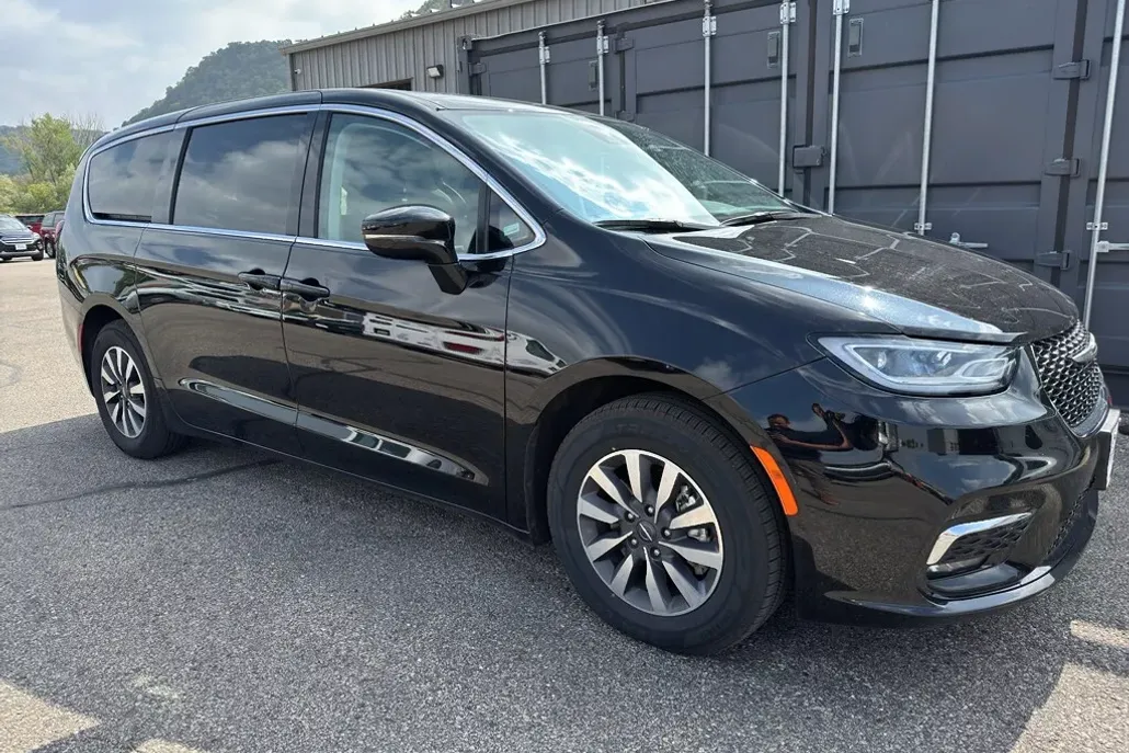 2024 Chrysler Pacifica Hybrid photo 1