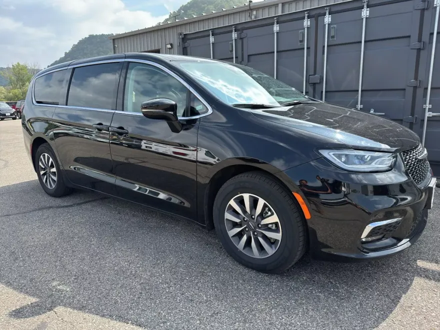 2024 Chrysler Pacifica Hybrid photo 1