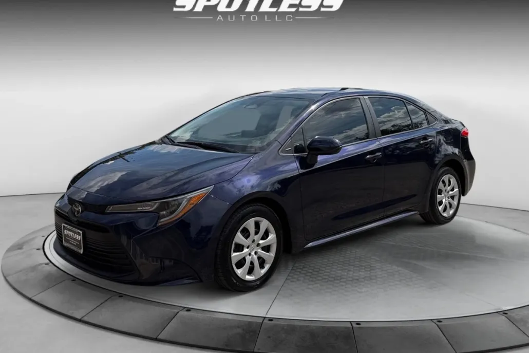 2023 Toyota Corolla LE photo 1