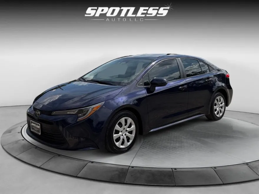 2023 Toyota Corolla LE photo 1