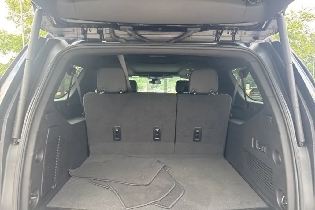 2024 Chevrolet Suburban Z71 photo 1