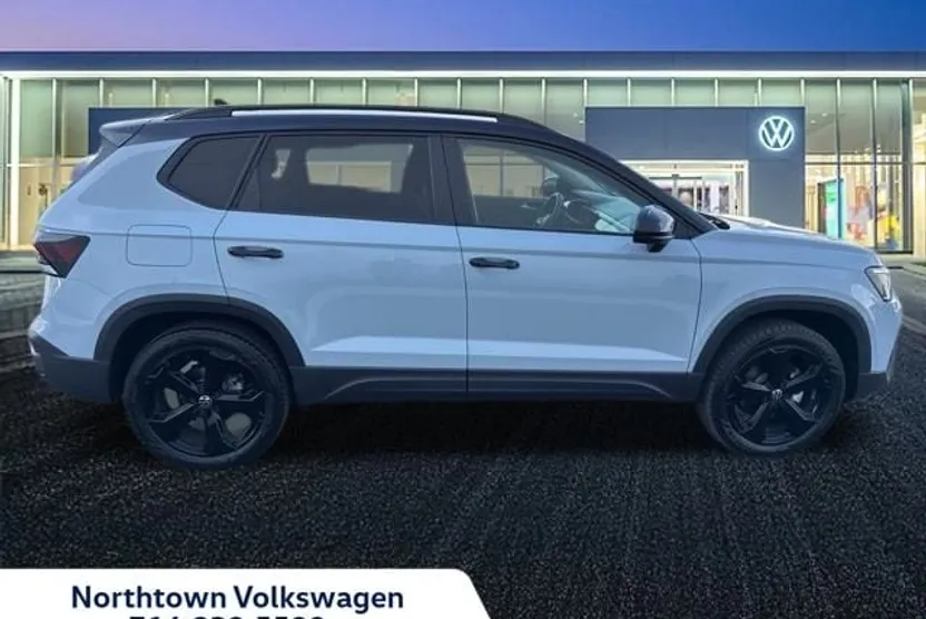 2025 Volkswagen Taos SE photo 1