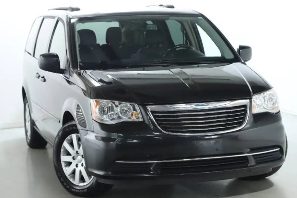 2016 Chrysler Town & Country LX photo 1