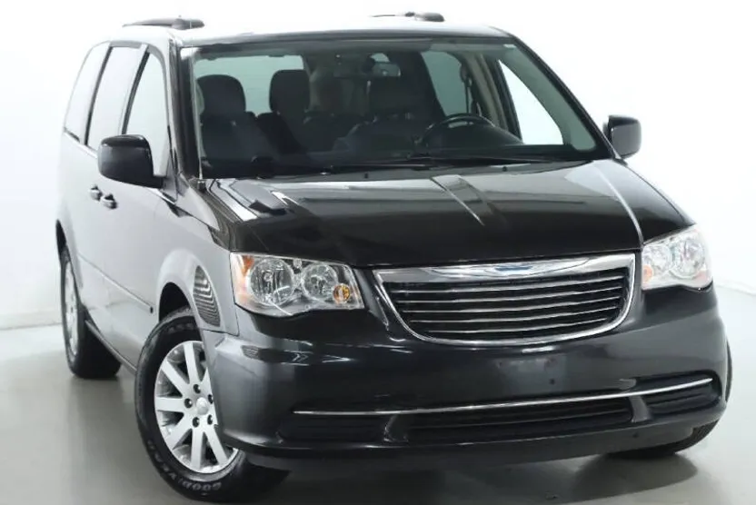 2016 Chrysler Town & Country LX photo 1