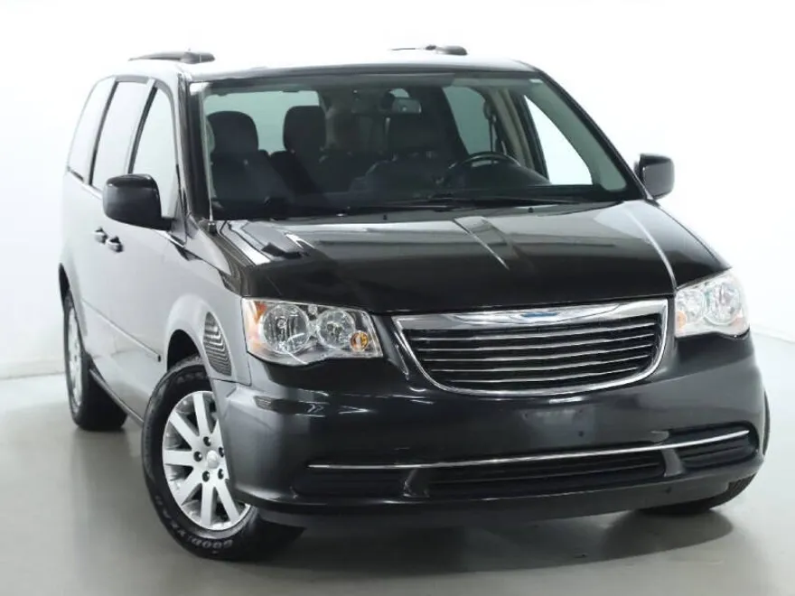 2016 Chrysler Town & Country LX photo 1