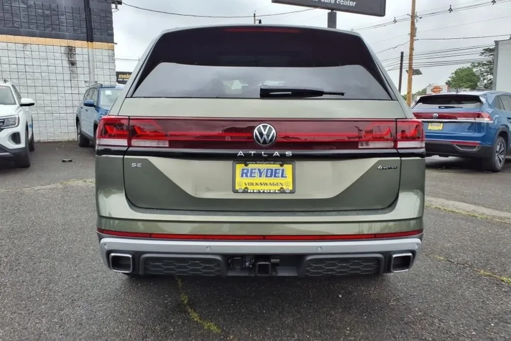 2025 Volkswagen Atlas SE Technology Peak Edition photo 1