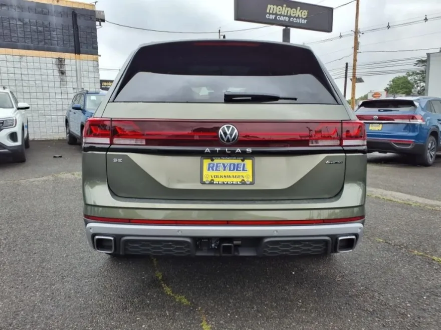 2025 Volkswagen Atlas SE Technology Peak Edition photo 1