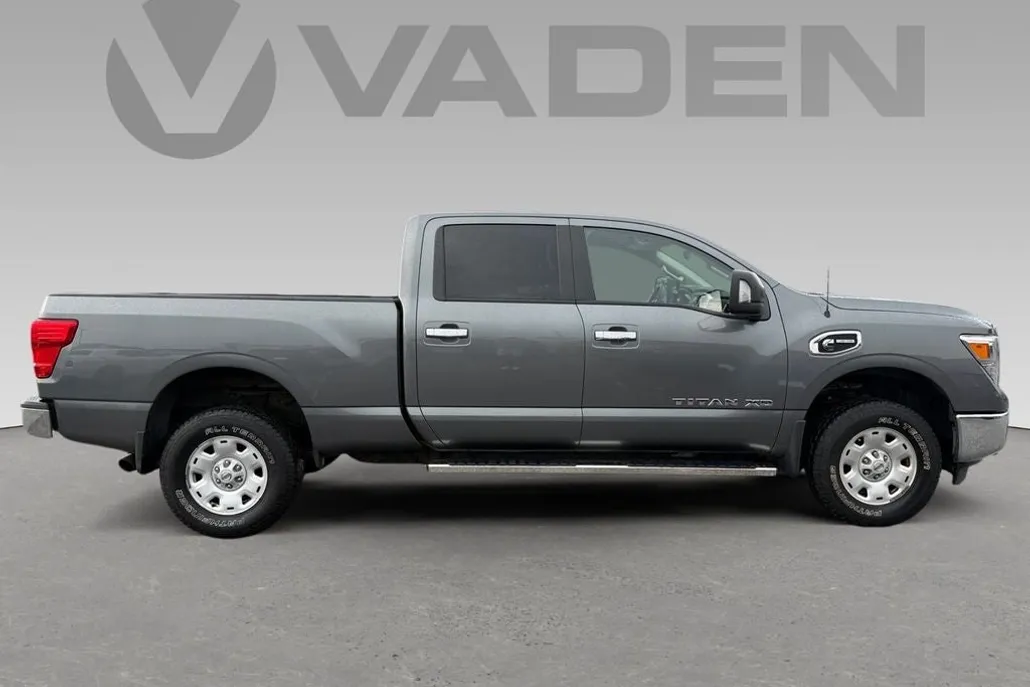 2017 Nissan Titan SV photo 1