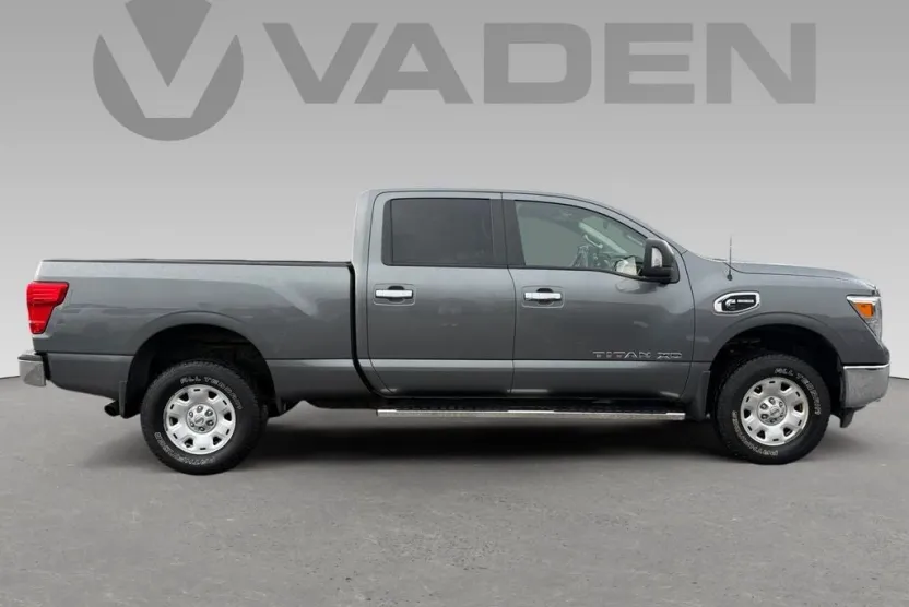 2017 Nissan Titan SV photo 1