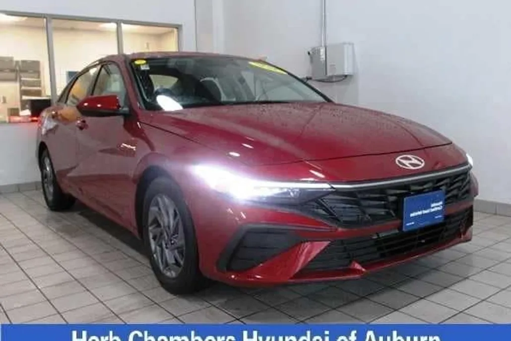2024 Hyundai Elantra SEL photo 1