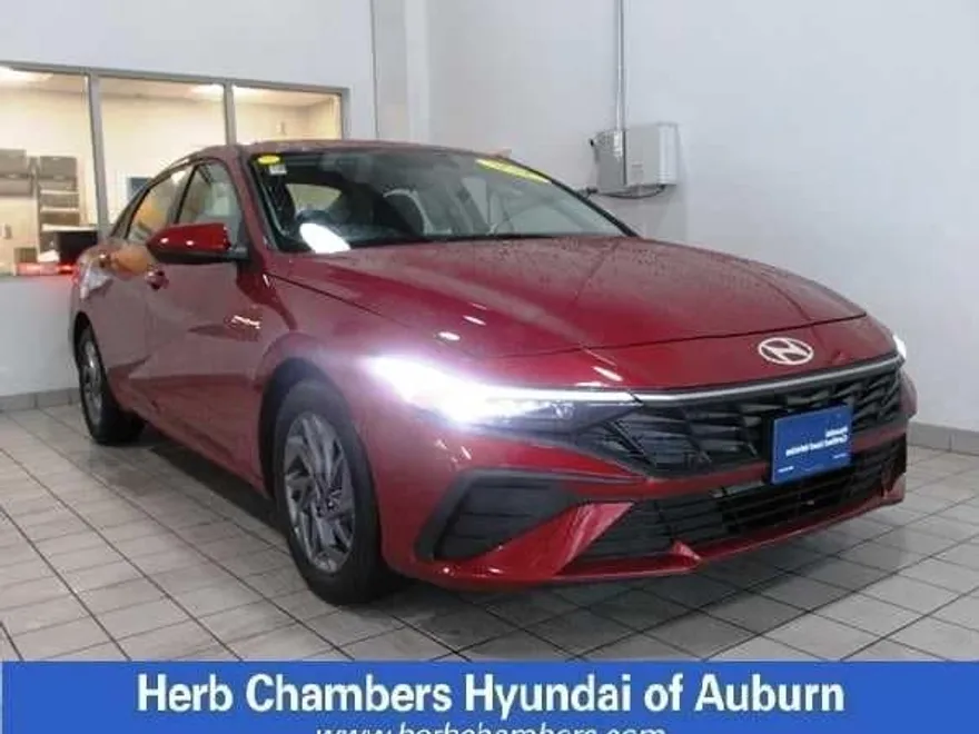 2024 Hyundai Elantra SEL photo 1