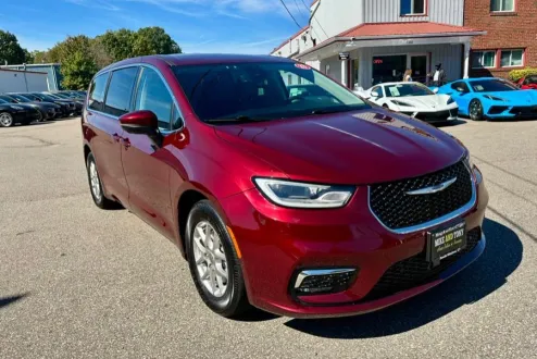 2023 Chrysler Pacifica Touring L photo 2