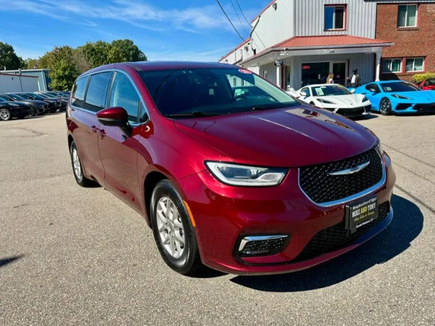 2023 Chrysler Pacifica Touring L photo 2