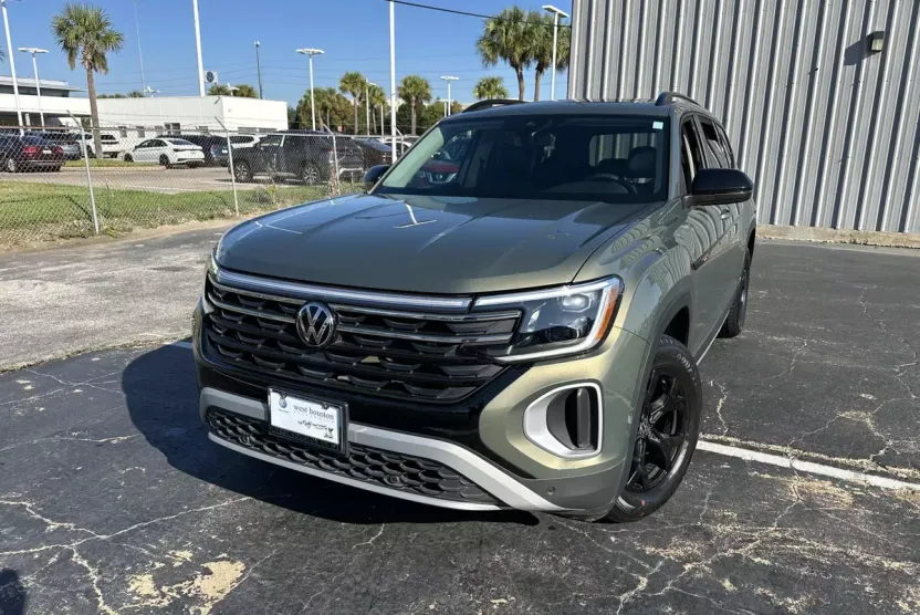 2024 Volkswagen Atlas Peak Edition SE Technology photo 1