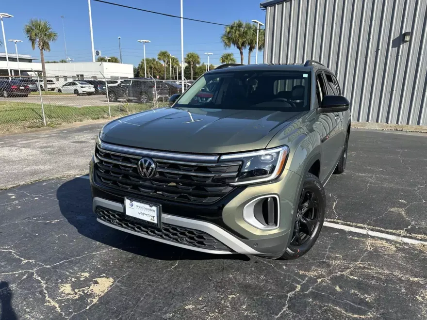 2024 Volkswagen Atlas Peak Edition SE Technology photo 1