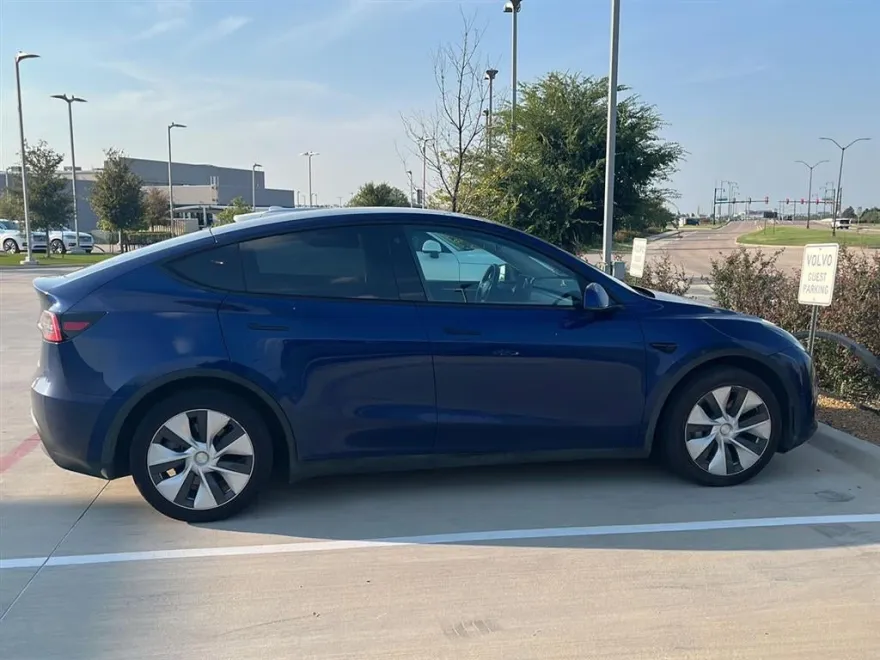 2023 Tesla Model Y Long Range photo 1