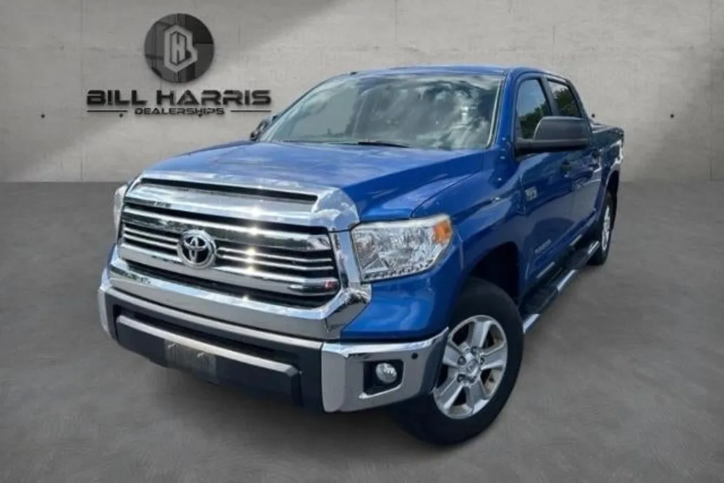 2017 Toyota Tundra SR5 CrewMax photo 1