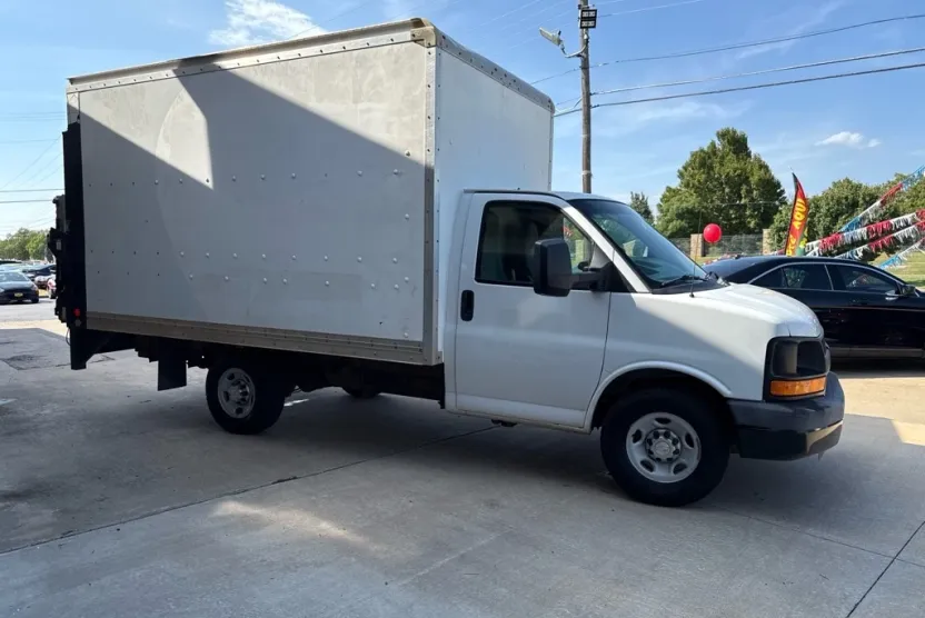 2014 Chevrolet Express 3500 Cutaway photo 1