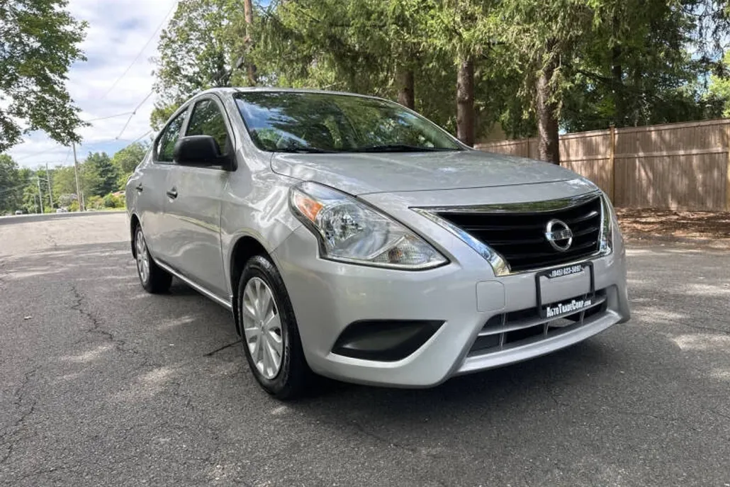 2015 Nissan Versa 1.6 S photo 1