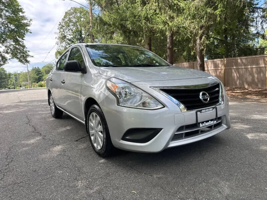 2015 Nissan Versa 1.6 S photo 1