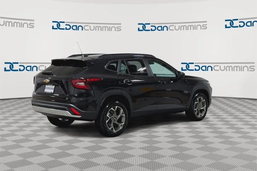 2026 Chevrolet Trax LT photo 1