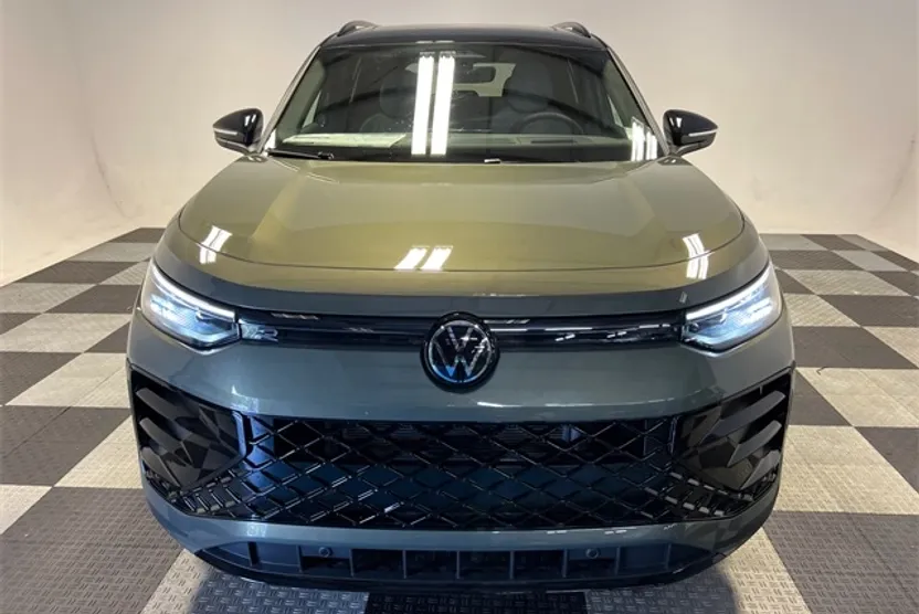 2025 Volkswagen Tiguan SE R-Line Black photo 1