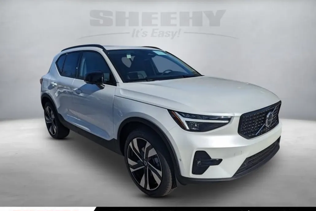 2025 Volvo XC40 Plus photo 1