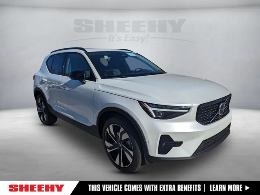 2025 Volvo XC40 Plus photo 1