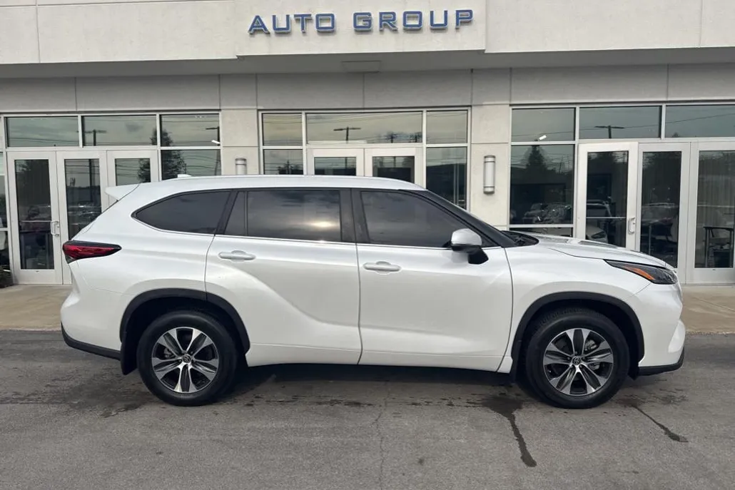 2023 Toyota Highlander XLE photo 1