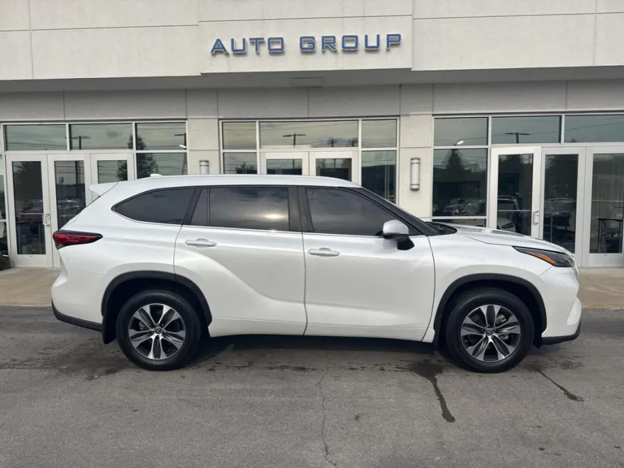 2023 Toyota Highlander XLE photo 1