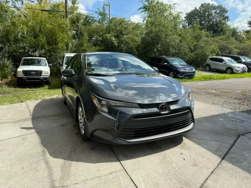 2025 Toyota Corolla LE photo 1