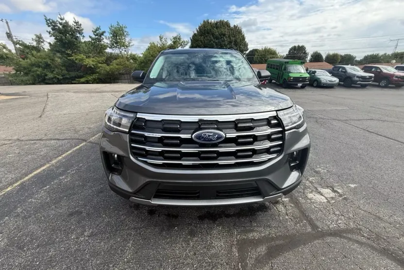 2025 Ford Explorer photo 1