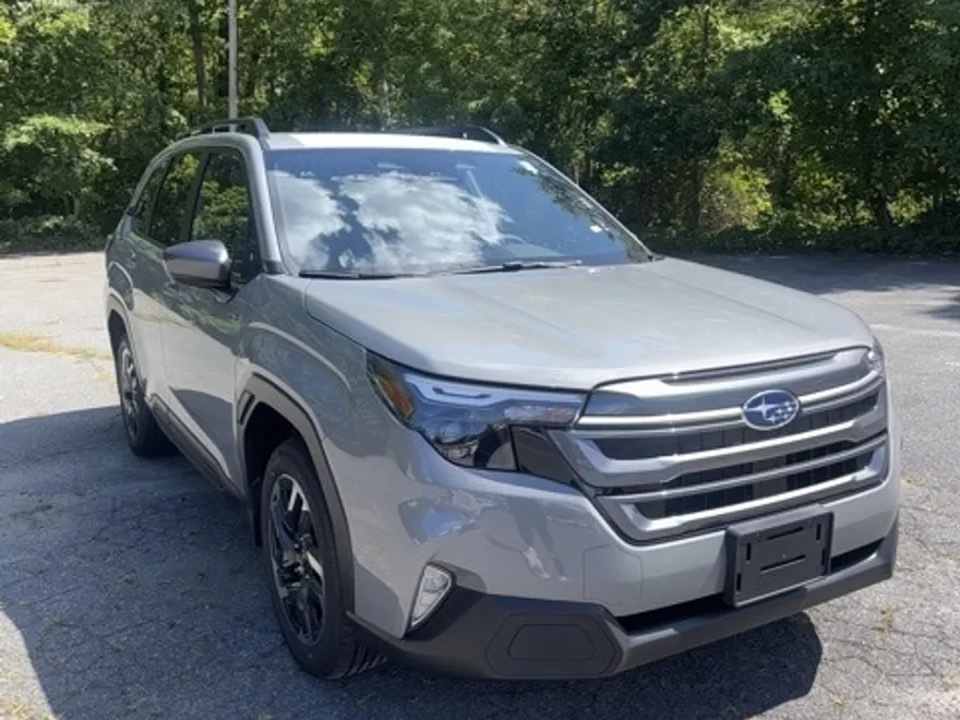 2025 Subaru Forester Premium photo 1