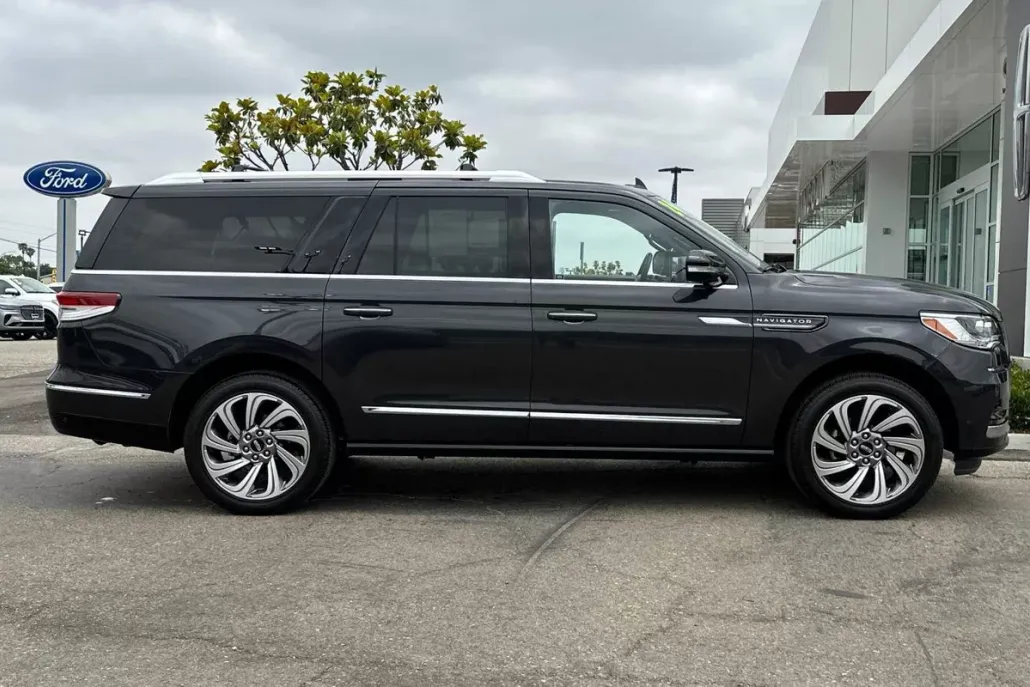 2024 Lincoln Navigator L Reserve photo 1