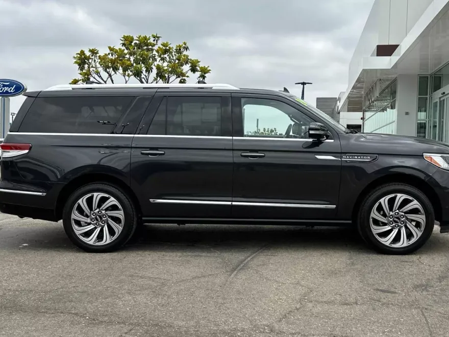 2024 Lincoln Navigator L Reserve photo 1
