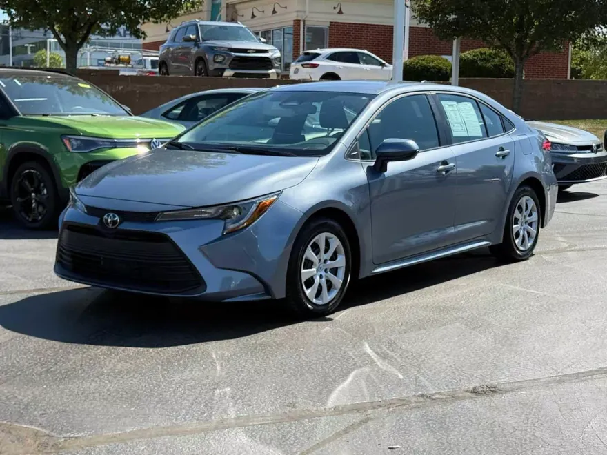 2024 Toyota Corolla LE photo 1