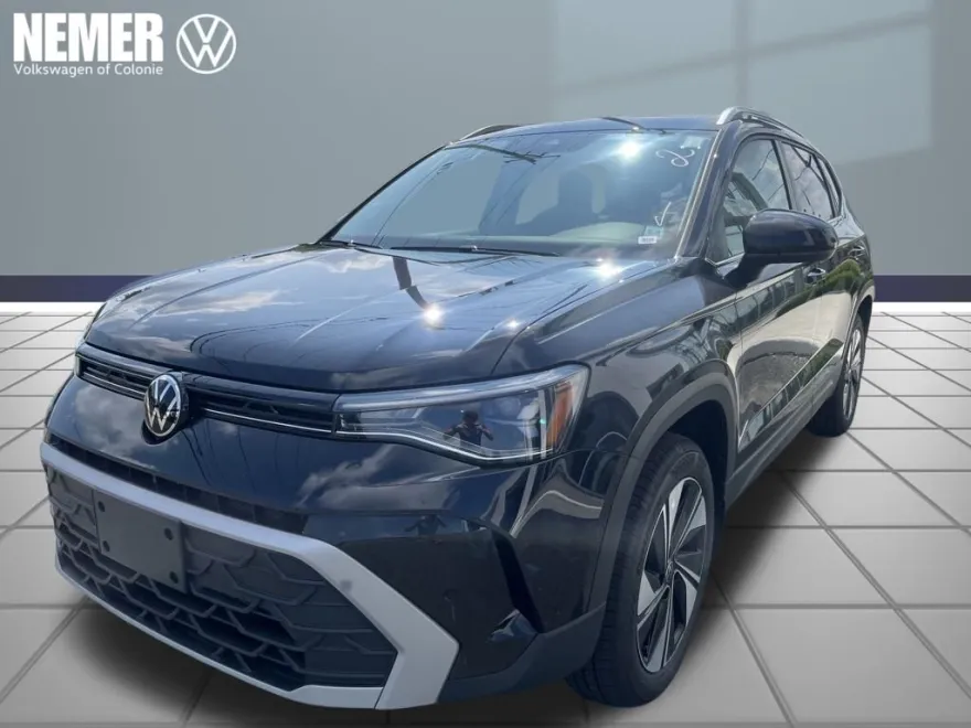 2025 Volkswagen Taos SE photo 1