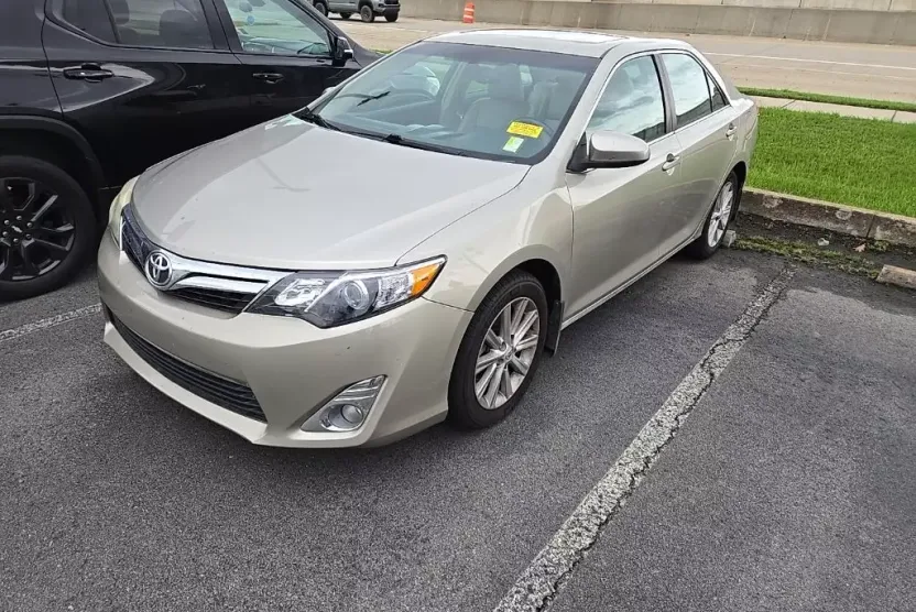 2013 Toyota Camry SE photo 1