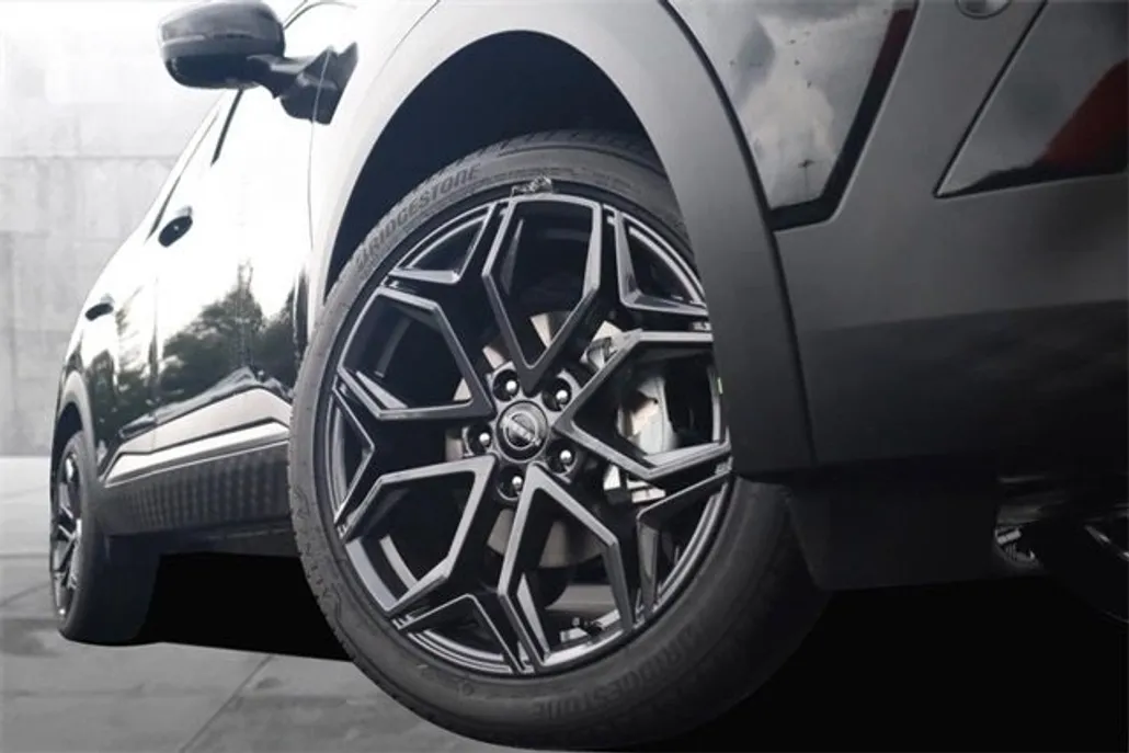 2026 Nissan Kicks SR photo 1