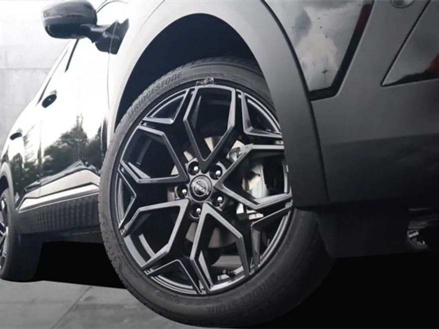 2026 Nissan Kicks SR photo 1