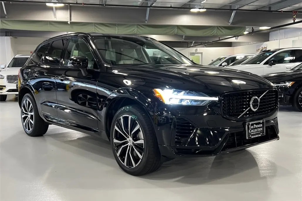 2023 Volvo XC60 Recharge Hybrid Plus photo 1