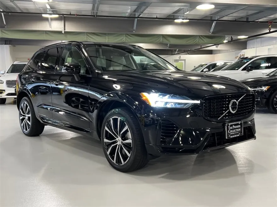 2023 Volvo XC60 Recharge Hybrid Plus photo 1