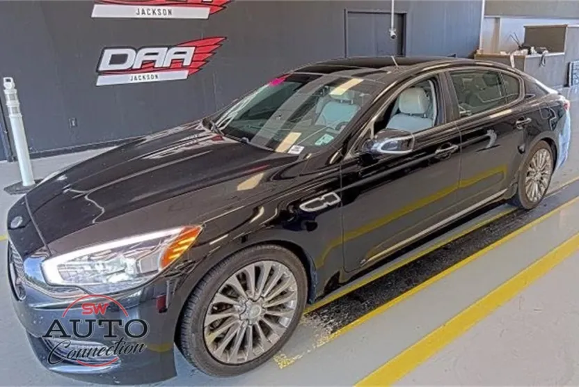 2017 Kia K900 V8 Luxury photo 1