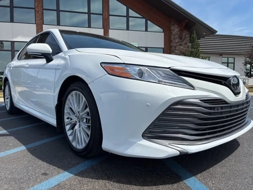 2018 Toyota Camry XLE photo 1