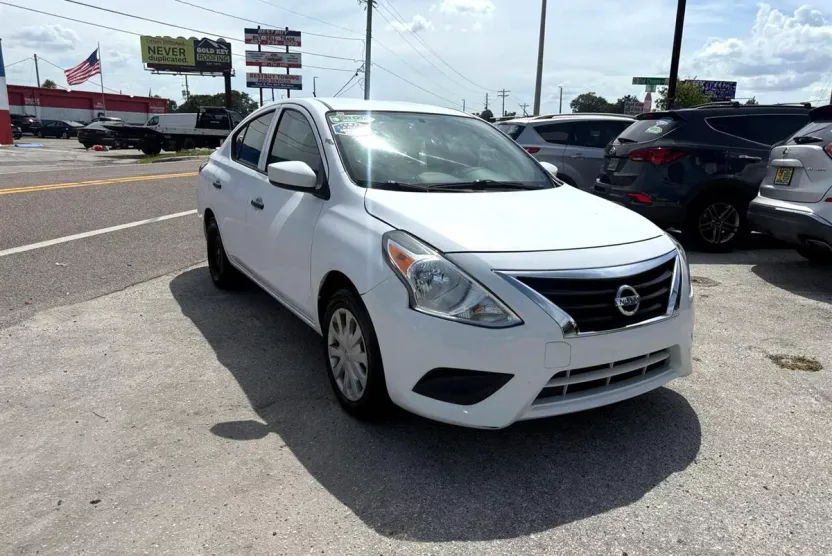2017 Nissan Versa Plus Sedan photo 1
