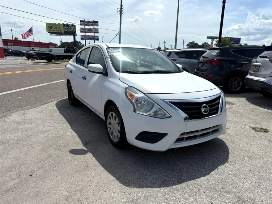 2017 Nissan Versa Plus Sedan photo 1