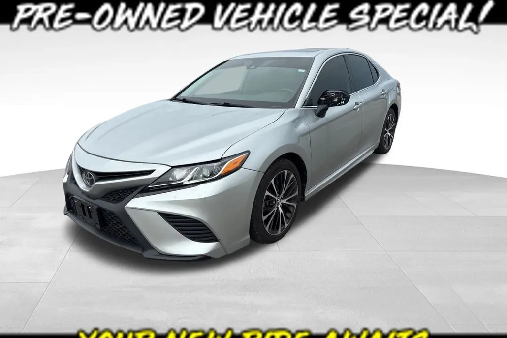2019 Toyota Camry SE photo 1
