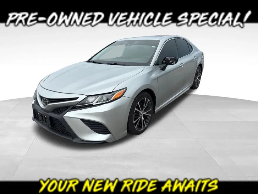 2019 Toyota Camry SE photo 1