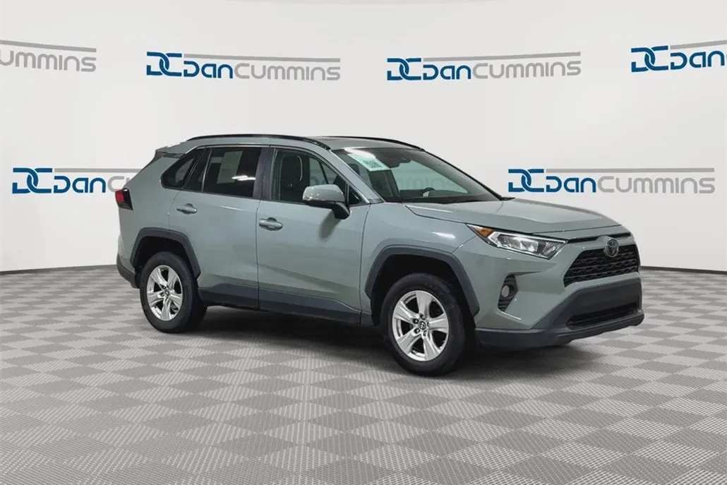2019 Toyota RAV4 XLE photo 1