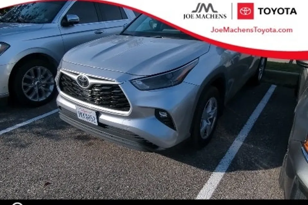2024 Toyota Highlander LE photo 1